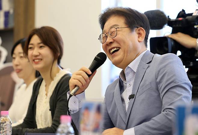 이재명 더불어민주당 대선 경선 후보가 18일 대구 북구 협동조합 소이랩에서 열린 K-콘텐츠 기업 간담회에 참석해 환하게 웃고 있다. 사진=뉴스1