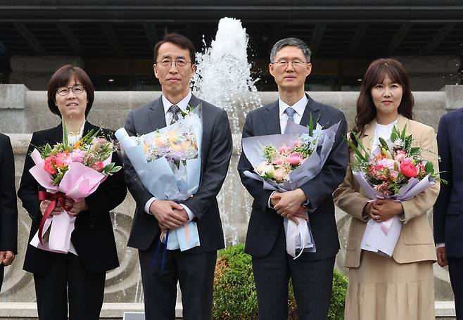 문형배 헌법재판소장 권한대행과 이미선 헌법재판관이 18일 오전 서울 종로구 헌법재판소에서 열린 퇴임식을 마친 뒤 가족과 함께 기념 촬영하고 있다. 왼쪽부터 이미선 헌법재판관과 남편 오충진 변호사, 문형배 헌법재판소장 권한대행과 부인 이경아 씨. 신소영 기자 viator@hani.co.kr