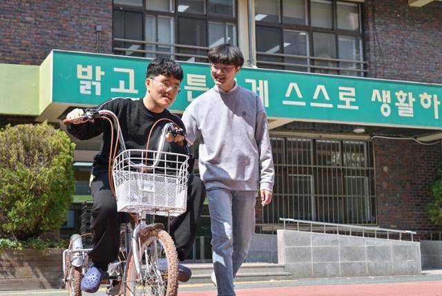 지난 8일 서울 관악구 정문학교에서 전 사회복무요원 박준영씨가 학생이 자전거를 타는 것을 보조하고 있다. 최주연 기자
