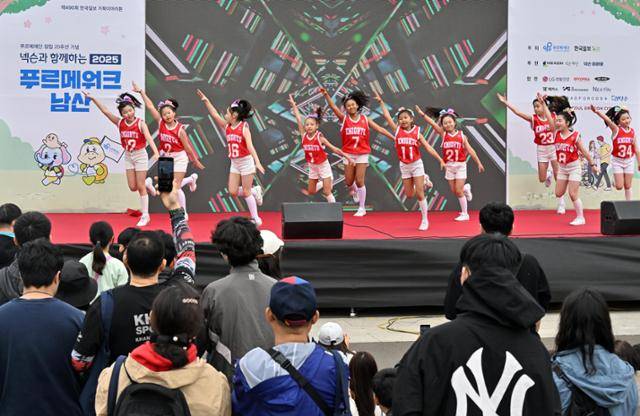 제490회 한국일보 거북이마라톤 '푸르메재단 창립 20주년 기념 넥슨과 함께하는 2025 푸르메워크 남산' 대회가 19일 서울 남산 백범광장에서 열렸다. 이날 어린이 치어리더단 '팝콘'이 축하공연을 선보이고 있다. 홍인기 기자