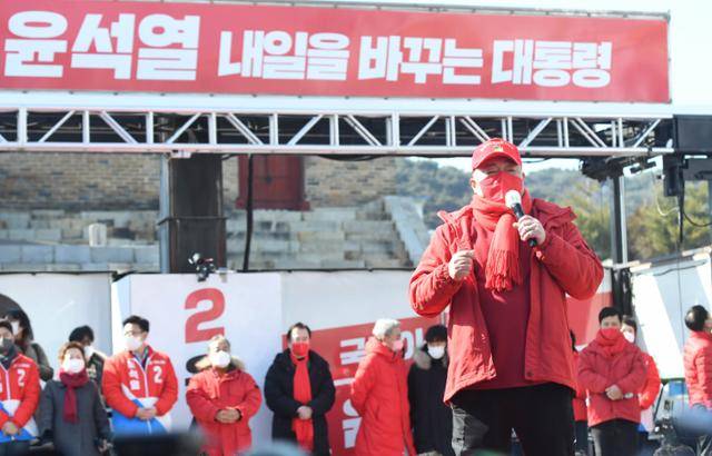 가수 김흥국(맨 앞)씨가 2022년 2월 경기 수원시 팔달문 앞에서 열린 윤석열 국민의힘 대선 후보 '국민과 원팀' 경기도 수원 집중 유세에서 지지연설을 하고 있다. 수원=오대근 기자