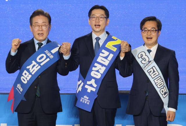 19일 충북 청주체육관에서 열린 더불어민주당의 '제21대 대통령선거 후보자 선출을 위한 충청권 합동연설회'에서 이재명(왼쪽부터) 전 당대표, 김경수 전 경남지사, 김동연 경기지사가 손을 잡고 대선 승리를 다짐하고 있다. 청주=연합뉴스