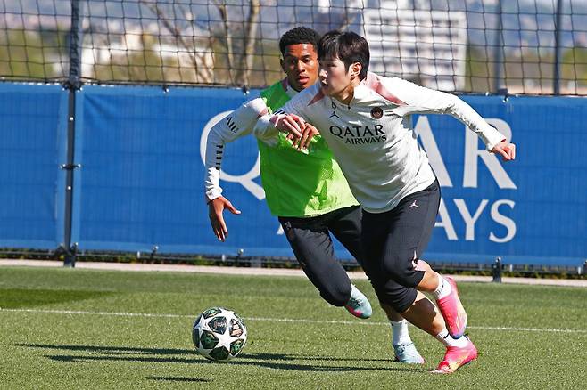 7일 PSG 홈페이지에 게시된 훈련 중인 이강인(오른쪽)의 모습. 사진=PSG