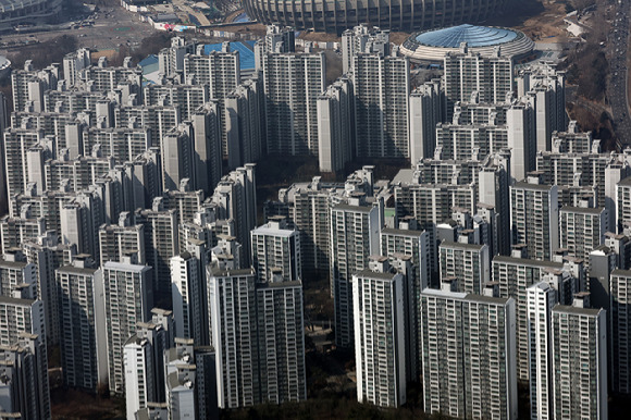 서울 남산에서 바라본 서울 다세대 주택과 아파트단지 모습.[사진=연합뉴스]