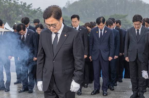 우원식 국회의장과 원내 교섭단체 대표, 국회 사무처 관계자들이 19일 오전 제65주년 4·19혁명 기념일을 맞이해 서울 강북구 국립 4·19민주묘지를 찾아 참배하고 있다. [사진=연합뉴스]