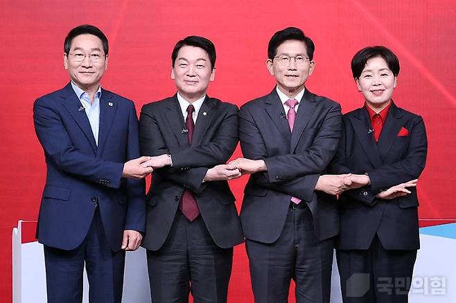 네 후보가 손을 맞잡고 포즈를 취하고 있다. 왼쪽부터 유정복, 안철수, 김문수, 양향자 후보. (국민의힘)