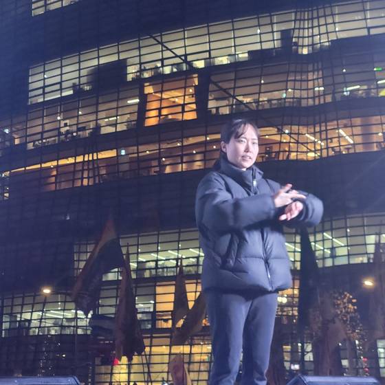 이수현 수어 통역사가 탄핵 찬성 집회에서 수어 통역을 하는 모습. 이씨는 추위를 잘 타 발열 조끼를 입고 무대에 올랐다고 한다. 사진 김홍남 통역사