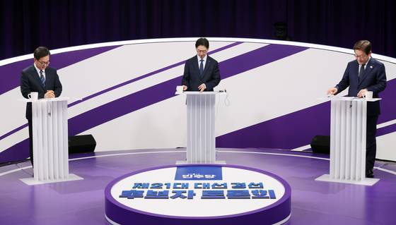 18일 저녁 상암MBC 스튜디오에서 열린 더불어민주당 대선 경선 후보자 첫 TV토론에 참석한 (오른쪽부터)이재명, 김경수, 김동연 후보자가 각자 준비한 자료를 정리하고 있다. 국회사진기자단