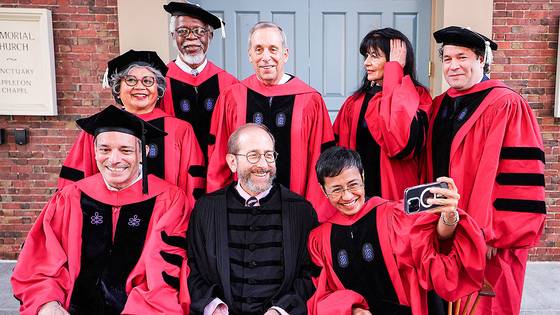 하버드대 앨런 가버(앞줄 가운데) 총장이 지난해 5월 졸업생들과 셀카를 찍고 있다. 로이터=연합뉴스