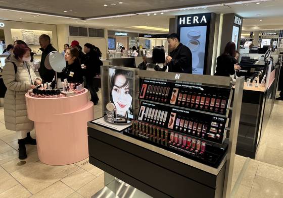 미쓰코시 긴자 헤라 팝업 행사장 전경. 원하는 고객들에게 서울발 트렌드 메이크업 시연이 이뤄지고 있다. 유지연 기자