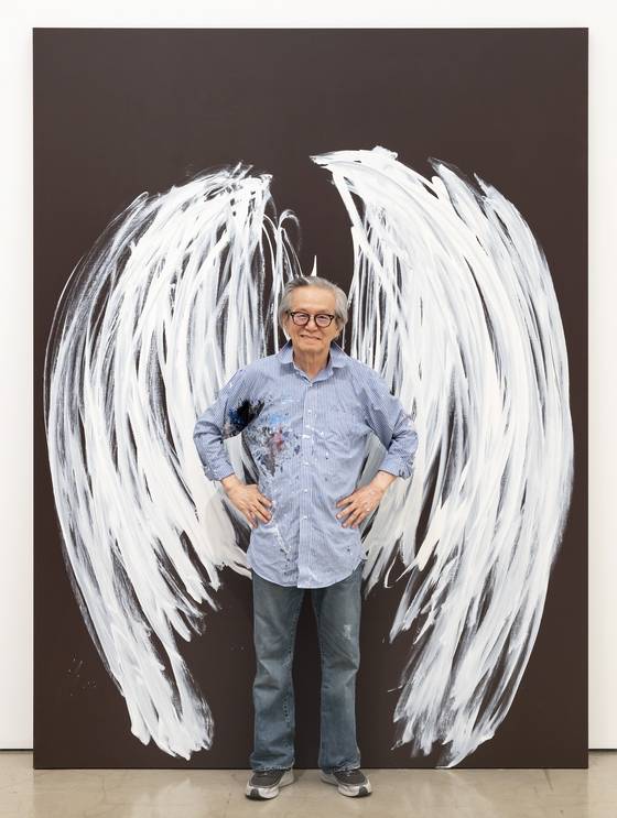 자신의 ‘바디스케이프’ 연작 중 한 작품 앞에서 있는 이건용 작가. [사진 갤러리현대]