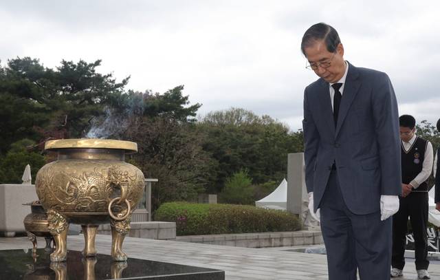 ▲ 한덕수 대통령 권한대행 국무총리가 19일 서울 강북구 국립 4·19민주묘지에서 열린 제65주년 4·19 혁명 기념식에서 헌화 및 분향을 마치고 묵념하고 있다. 2025.4.19  연합뉴스