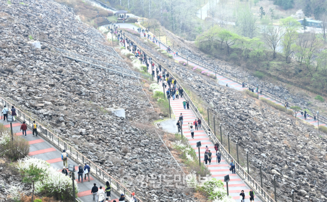 ▲ 1년에 단 하루 소양강댐 사면을 걸을 수 있는 ‘소양강댐 용너미길 축제’가 19일 춘천 소양강댐 하류주차장과 댐사면길 일원에서 성황리에 열렸다.  서영