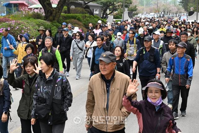 ▲ 1년에 단 하루 소양강댐 사면을 걸을 수 있는 ‘소양강댐 용너미길 축제’가 19일 춘천 소양강댐 하류주차장과 댐사면길 일원에서 성황리에 열렸다. 김정호