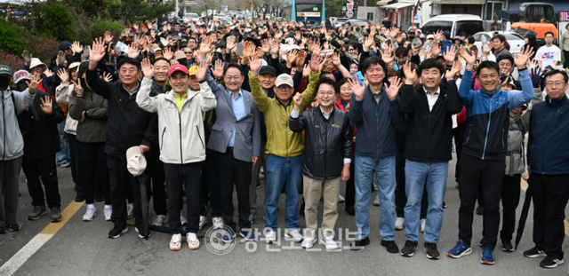 ▲ 1년에 단 하루 소양강댐 사면을 걸을 수 있는 ‘소양강댐 용너미길 축제’가 19일 춘천 소양강댐 하류주차장과 댐사면길 일원에서 성황리에 열렸다. 김정호