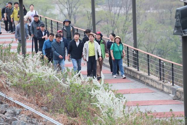 ‘소양강댐 용너미길 축제’가 19일 성황리에 개최된 가운데 김진태 도지사와 경민현 강원도민일보 사장 등이 용너미길을 걷고 있다.