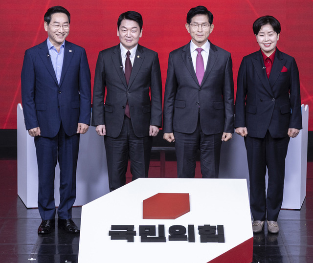 ▲ 19일 서울 강서구 ASSA아트홀에서 열린 국민의힘 제21대 대통령 후보자 1차 경선 토론회에서 A조 후보들이 시작 전 기념 촬영을 하고 있다.  왼쪽부터 유정복, 안철수, 김문수, 양향자 후보. 2025.4.19 연합뉴스