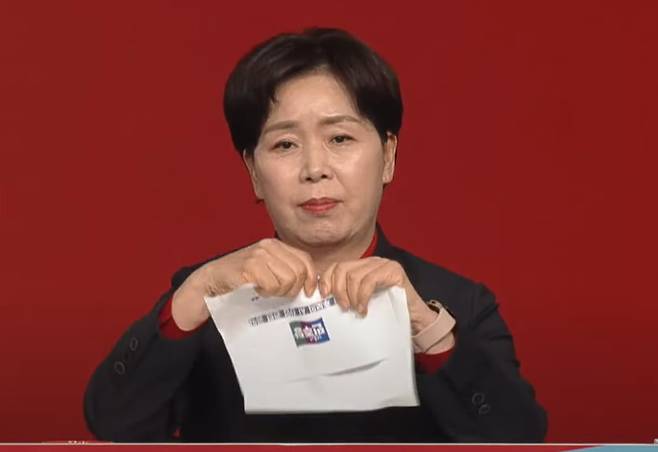 양향자 국민의힘 대선 경선 후보가 19일 이재명 더불어민주당 대선 경선 후보의 공약을 쓴 종이를 찢고 있다.  /자료=국민의힘 유튜브 갈무리