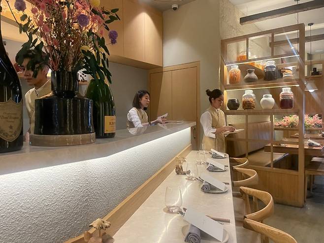 Interior of NAE:UM, a Korean fine dining restaurant in Singapore (Hong Yoo/ The Korea Herald)