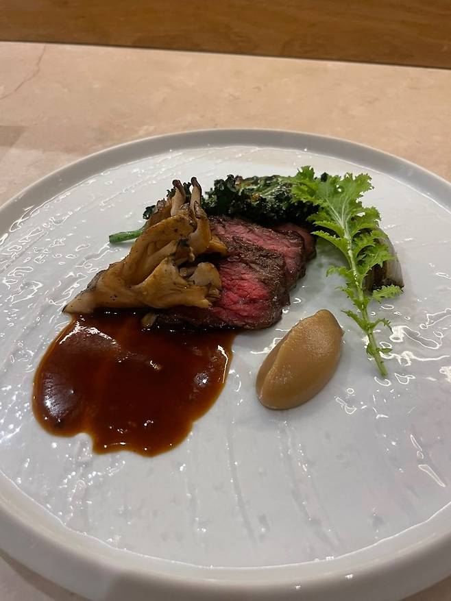 So galbi, a dish made with short ribs, wild chives and kale (Hong Yoo/ The Korea Herald)