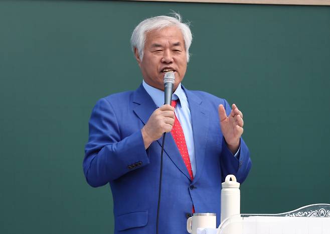 전광훈 사랑제일교회 목사가 지난 6일 서울 동화면세점 앞에서 열린 광화문 주일 연합예배에서 설교하고 있다. 연합뉴스