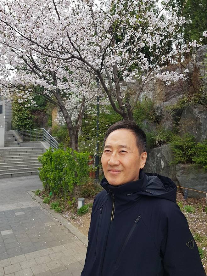 가수 유열 집사가 지난 12일 경기도 수원 광교호수공원에서 산책 중 찍은 사진.