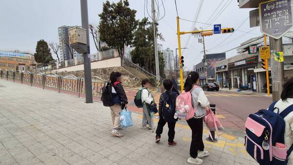 수원특례시 영화동의 한 초등학교 앞에서 수업을 마친 학생들이 하교하고 있다. 일부 학생은 학교 맞은편에 자리 잡은 편의점을 향했다. 금유진기자