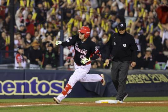 18일 두산 전에서 홈런을 치고 들어오는 KIA 이우성. 사진[연합뉴스]