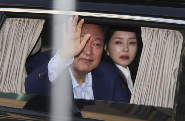 ▲윤석열 전 대통령과 김건희 여사가 4월11일 서울 용산구 한남동 관저에서 나와 서초동 사저로 향하며 지지자들을 향해 인사하고 있다. ⓒ연합뉴스