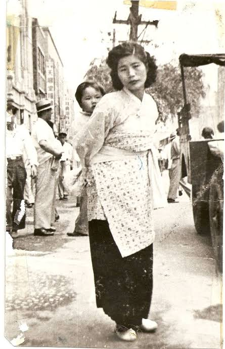 국내 최초의 여성 영화 감독 故 박남옥(1923~2017).  1955년 개봉한 첫 영화 ‘미망인’은 그녀가 딸을 낳은 지 사흘 만에 지인들과 의기투합해 제작을 시작한 영화다. 박남옥은 갓난아기를 처네에 둘러업은 채 스태프 15명의 식사를 손수 차리며 메가폰을 잡았다. [사진 출처=마음산책]