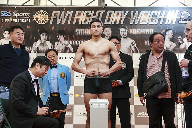 세계복싱협회 라이트급 아시아 챔피언 최시로가 2025년 4월 경기도 가평군 청평가족호텔 타이틀 1차 방어전 계체 통과 후 촬영에 응하고 있다. 뒷줄 제일 왼쪽은 FW1 프로모션 최완일 대표. 사진=FINAL FLASH 박종혁 기자