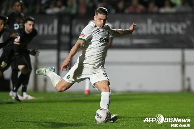 요케레스는 2028년까지 스포르팅과 계약되어 있다. 바이아웃 조항은 8500만 파운드. 그러나 지난 겨울 이적 시장에서 떠나지 않으면서 ‘신사협정’을 맺어 5500만 ~ 7000만 파운드 사이의 금액에 이적할 수 있는 상황이다. 사진=AFPBBNews=News1