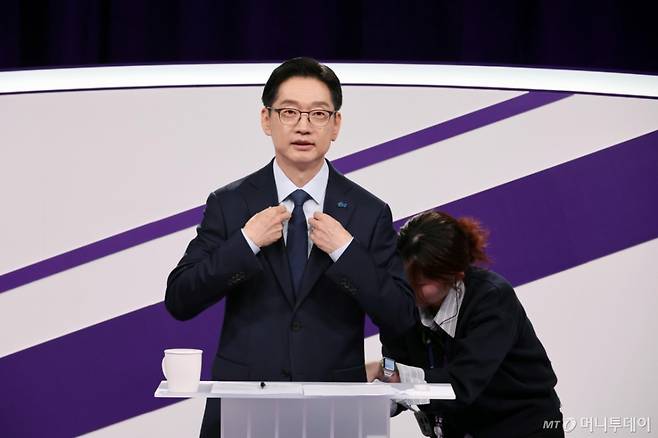 [서울=뉴시스] 국회사진기자단 = 더불어민주당 제21대 대통령 선거 경선 후보인 김경수 후보가 18일 서울 마포구 상암동 MBC에서 첫 TV토론회에 앞서 마이크를 차고 있다. 2025.04.18. photo@newsis.com /사진=