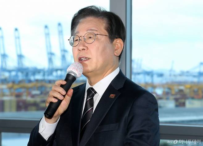 (부산=뉴스1) 윤일지 기자 = 이재명 더불어민주당 대표가 6일 부산 강서구 부산항만공사 신항지사 부산항홍보관을 방문해 북극항로 현안 브리핑을 들은 뒤 발언하고 있다.  2025.3.6/뉴스1  Copyright (C) 뉴스1. All rights reserved. 무단 전재 및 재배포,  AI학습 이용 금지. /사진=(부산=뉴스1) 윤일지 기자