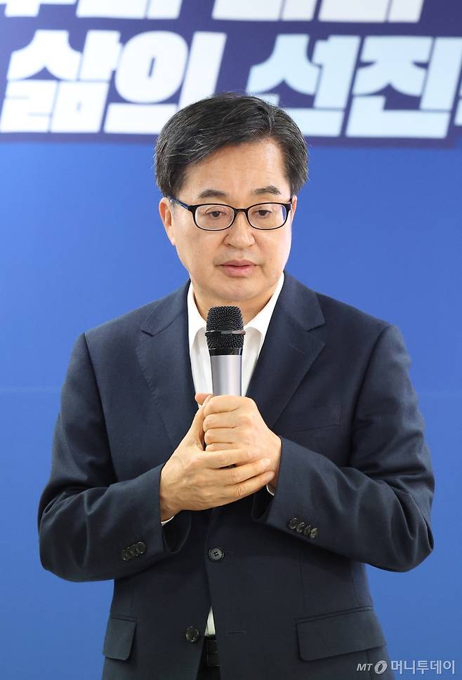 [서울=뉴시스] 고승민 기자 = 김동연 더불어민주당 대선 경선 후보가 18일 서울 여의도 캠프에서 '백팩 메고 TMI' 기자회견을 하고 있다. (사진=김동연 캠프 제공) 2025.04.18. photo@newsis.com *재판매 및 DB 금지 /사진=