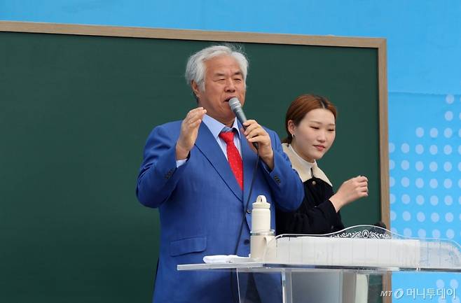 [서울=뉴시스] 배훈식 기자 = 전광훈 사랑제일교회 목사가 13일 오전 서울 종로구 세종대로사거리에서 열린 전국 주일 연합 예배에서 설교하고 있다. 2025.04.13. dahora83@newsis.com /사진=배훈식