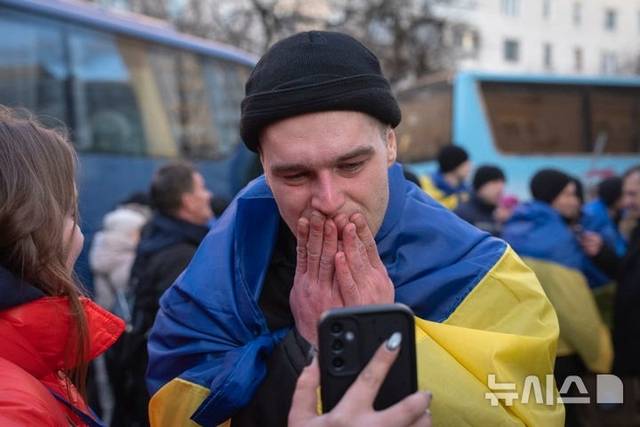 19일 러시아와 우크라이나 간 포로 교환을 마치고 체르느히우로 귀환한 우크라이나 군인이 가족과 영상 통화를 하면서 눈물을 흘리고 있다. AP 뉴시스
