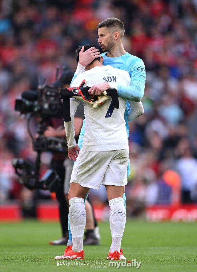 굴리엘모 비카리오와 손흥민이 포옹하고 있다./게티이미지코리아