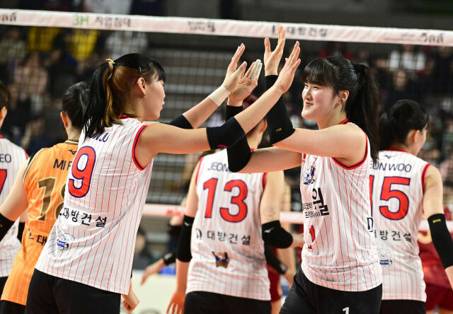 한국 올스타팀 이주아와 정윤주./KOVO