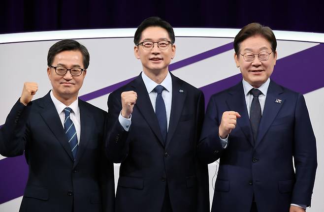 더불어민주당 대선 경선에 나선 이재명(오른쪽부터) 후보, 김경수 후보, 김동연 후보가 18일 오후 서울 상암동 MBC에서 열린 더불어민주당 대선 후보 경선 첫 TV토론회에 참석해 기념촬영을 하고 있다. 국회사진기자단