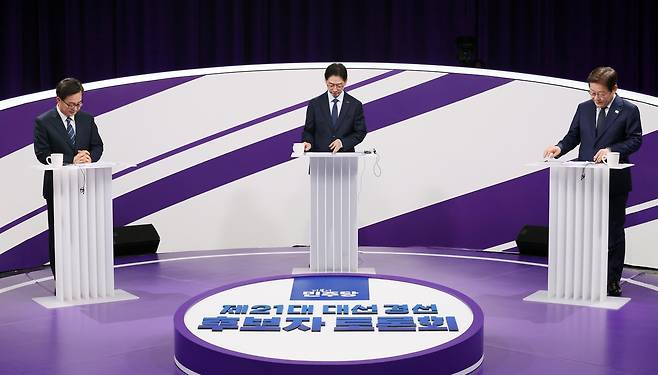 더불어민주당 대선 경선에 나선 이재명(오른쪽부터) 후보, 김경수 후보, 김동연 후보가 18일 오후 서울 상암동 MBC에서 열린 더불어민주당 대선 후보 경선 첫 TV토론회에 참석해 기념촬영을 하고 있다. 국회사진기자단
