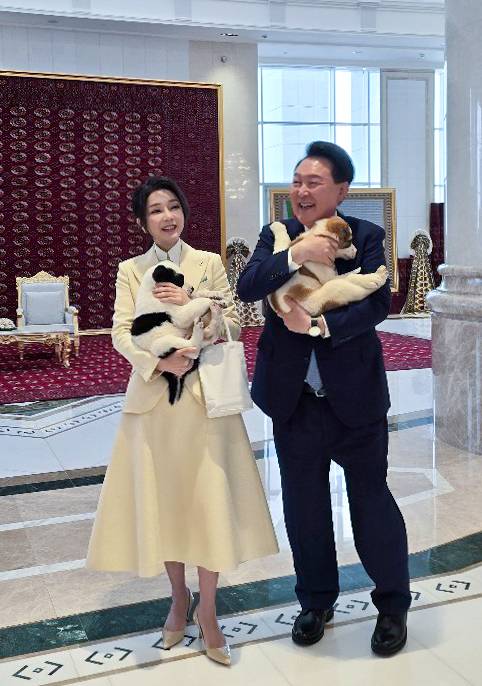 투르크메니스탄을 국빈 방문한 윤석열 대통령과 김건희 여사가 11일(현지시간) 투르크메니스탄 아시가바트에서 열린 구르반굴리 베르디무하메도프 투르크메니스탄 국가최고지도자 겸 인민이사회 의장 친교오찬에서 투르크 국견 알라바이를 안고 있다. 2024년 6월 11일. [뉴시스]