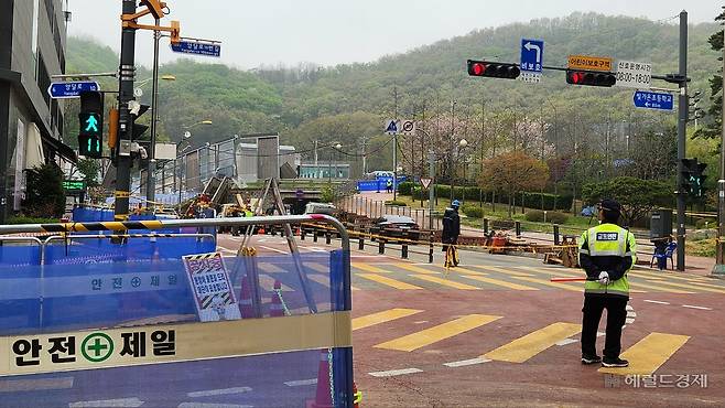 18일 오전 경기 광명 ‘신안산선 붕괴사고’ 수습 현장. 경찰과 시청 관계자 등이 도로 통제 및 교통 안내에 나서고 있다. 안효정 기자.