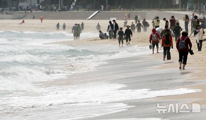 [부산=뉴시스] 하경민 기자 = 전국에 초여름 더위가 찾아온 18일 부산 해운대구 해운대해수욕장을 찾은 시민과 관광객들이 물놀이를 즐기고 있다. 2025.04.18. yulnetphoto@newsis.com