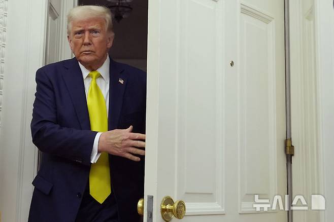 [워싱턴=AP/뉴시스]도널드 트럼프 미국 대통령이 지난 18일(현지 시간) 백악관 집무실로 들어서고 있다. 2025.04.19.