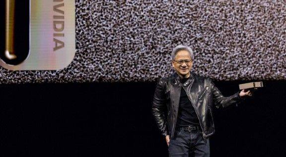 [서울=뉴시스]젠슨 황 엔비디아 CEO가 18일(현지시간) 미국 새너제이에서 열린 'GTC 2025'의 기조연설을 통해 최신 AI 혁신을 발표하고 있다. (사진=엔비디아코리아 제공) photo@newsis.com *재판매 및 DB 금지