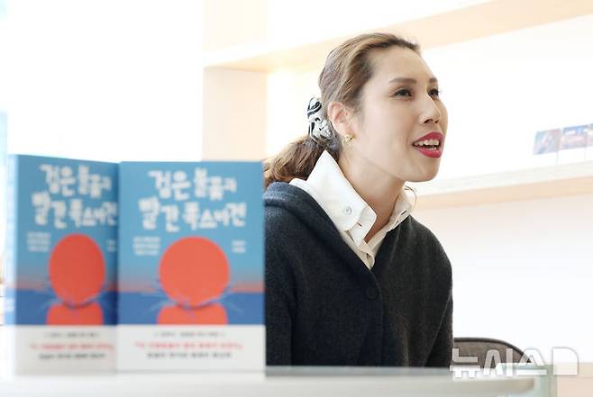 [서울=뉴시스] 김진아 기자 = 시각장애인 작가 조승리가 15일 서울 동작구의 한 카페에서 뉴시스와 인터뷰를 하고 있다. 조 작가는 지난해 '이 지랄맞음이 쌓여 축제가 되겠지'에 이어 두 번째 수필집 '검은 불꽃과 빨간 폭스바겐'을 출간했다. 2025.04.20. bluesoda@newsis.com