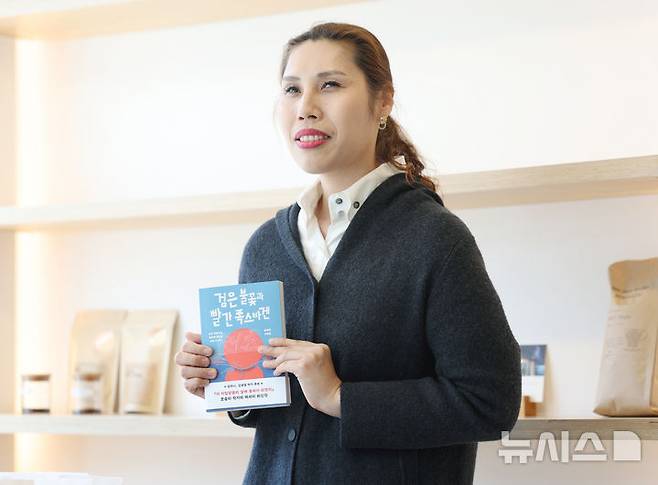 [서울=뉴시스] 김진아 기자 = 시각장애인 작가 조승리가 15일 서울 동작구의 한 카페에서 뉴시스와 인터뷰를 하고 있다. 조 작가는 지난해 '이 지랄맞음이 쌓여 축제가 되겠지'에 이어 두 번째 수필집 '검은 불꽃과 빨간 폭스바겐'을 출간했다. 2025.04.20. bluesoda@newsis.com