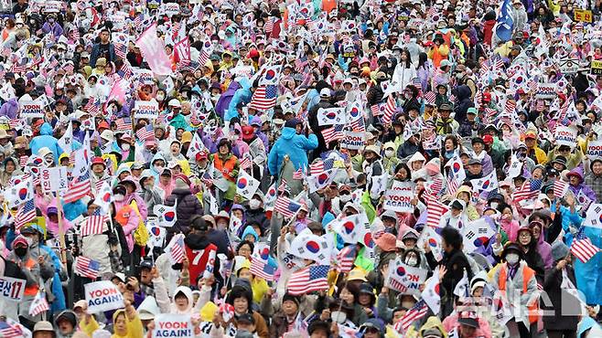 [서울=뉴시스] 김금보 기자 = 전광훈 목사가 이끄는 자유통일당 집회 참가자들이 19일 서울 종로구 동화면세점앞에서 '국민저항권 광화문 국민대회' 집회를 하고 있다. 2025.04.19. kgb@newsis.coma