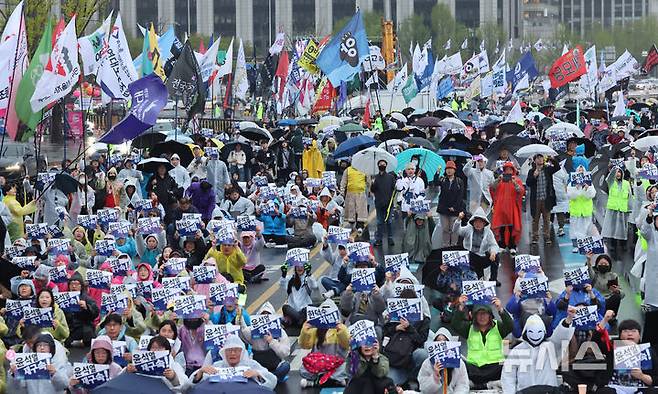 [서울=뉴시스] 김금보 기자 = 내란종식·사회대개혁 비상행동 회원들이 19일 서울 종로구 광화문 동십자각앞에서 '내란종식, 사대회대개혁을 위한 시민행진' 집회를 하고 있다. 2025.04.19. kgb@newsis.com